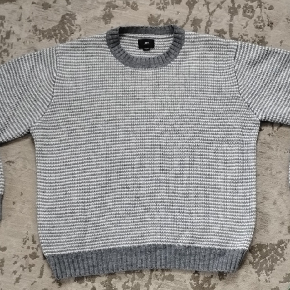 H&M Men's Gray and White Crewneck Sweater